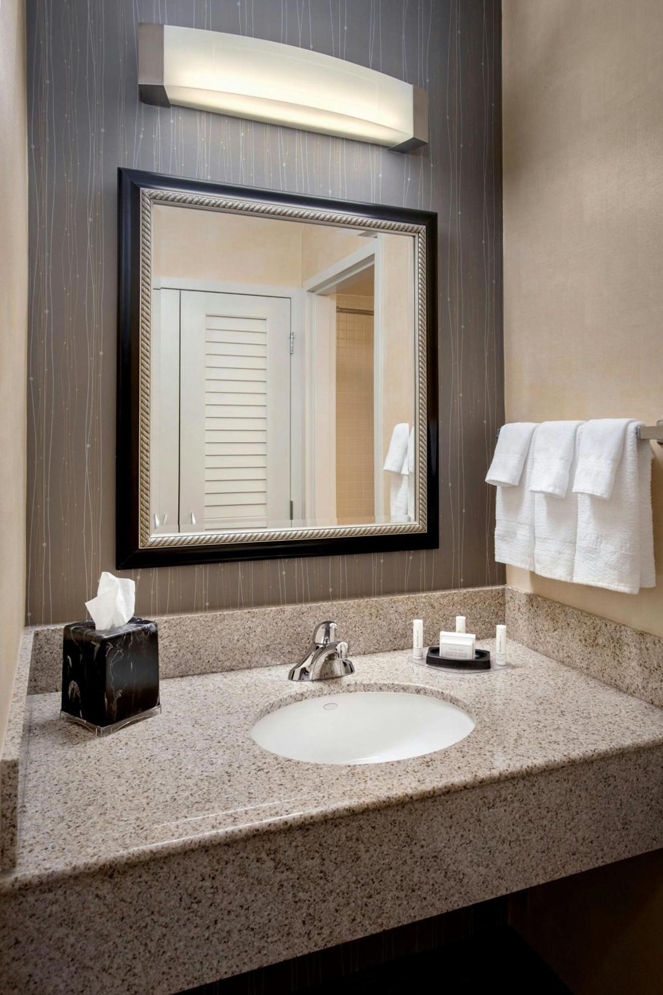 Courtyard By Marriott Hartford Windsor Airport Hotel Eksteriør billede